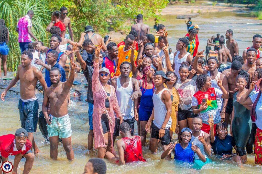 Photo des étudiants à la cascade