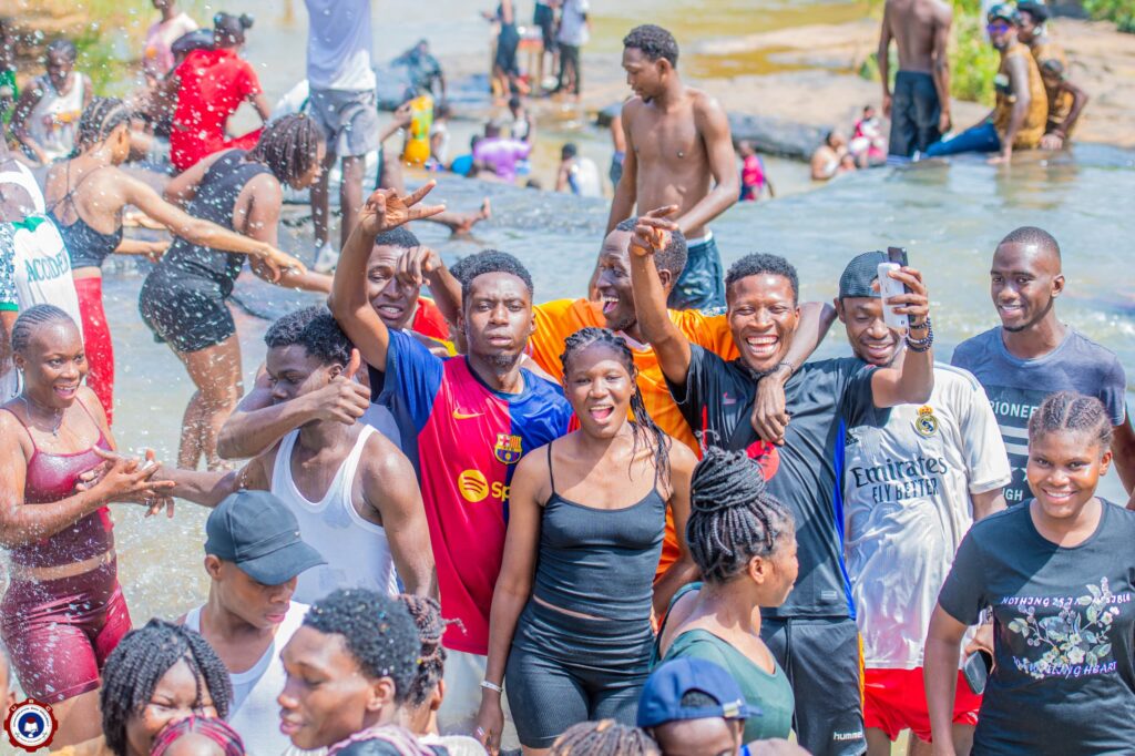 Photo des étudiants à la cascade