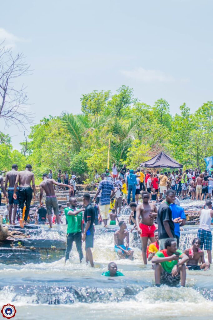 Photo des étudiants à la cascade