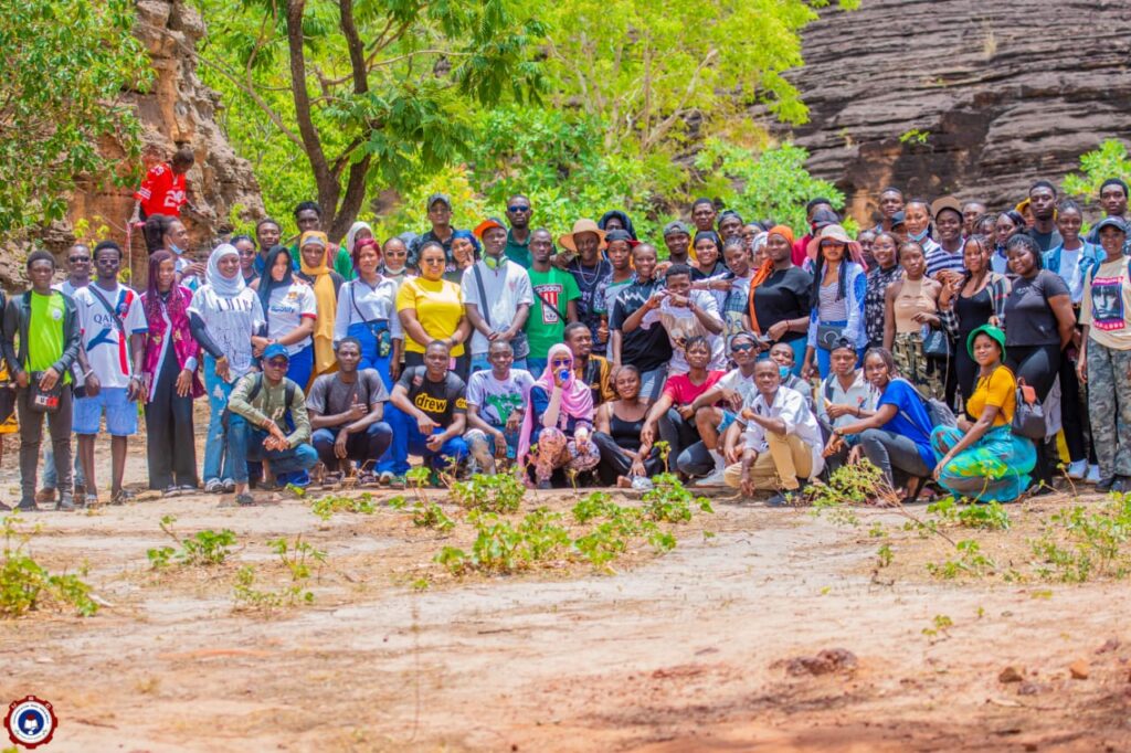 Photo de famille des étudiants dômes de Fabédougou